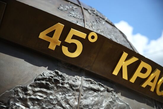 Установка скульптуры "45-я параллель" в Краснодаре