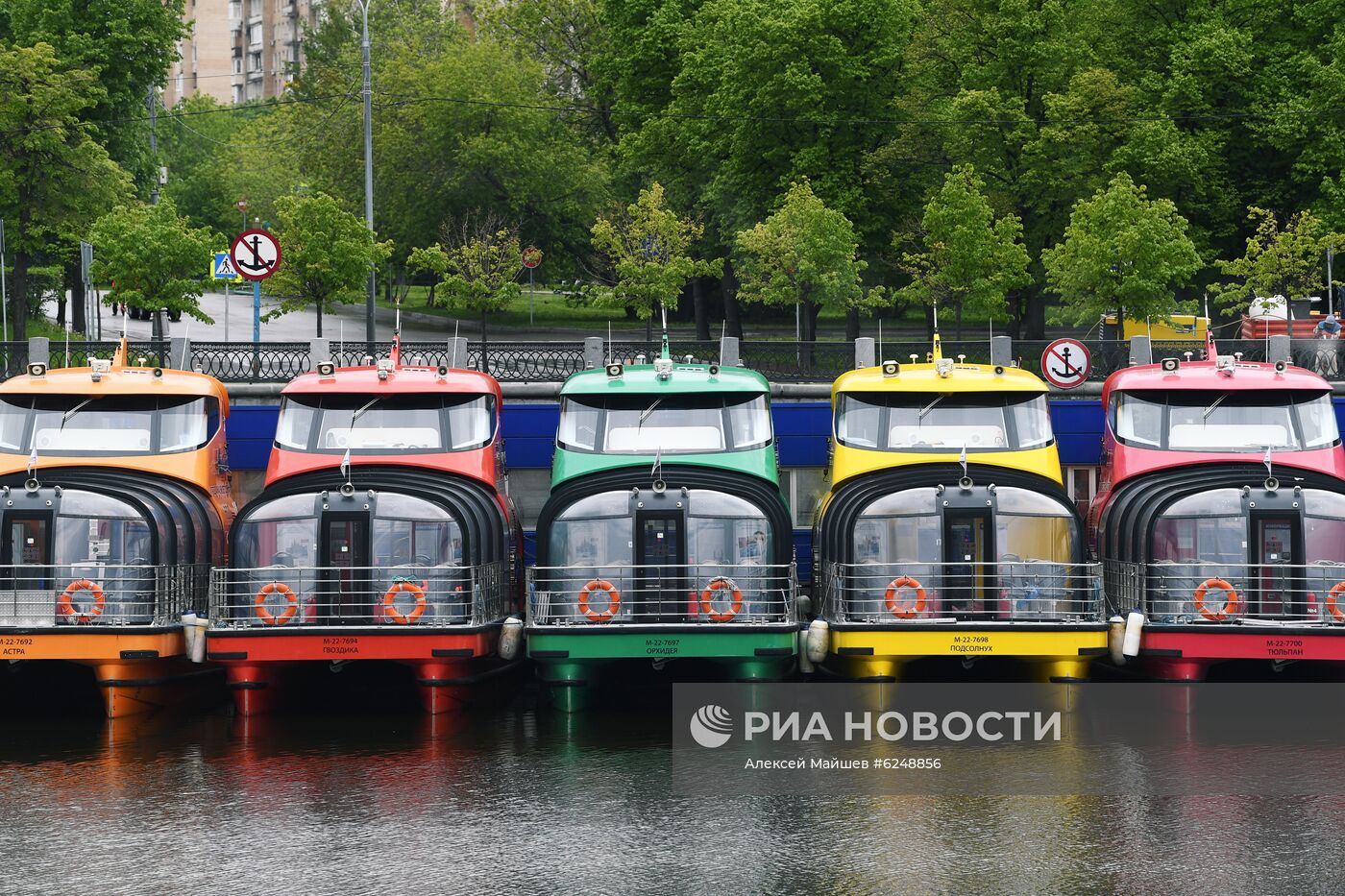 Речные трамваи транспорт. Москва река Речной трамвайчик. Речной трамвай Рэдиссон. Речные трамвайчики Рэдиссон.