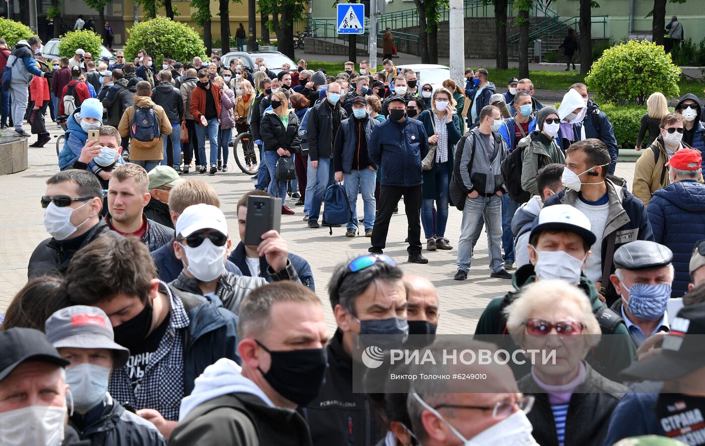 Пикет по сбору подписей за выдвижение кандидатов в президенты Белоруссии