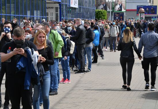 Пикет по сбору подписей за выдвижение кандидатов в президенты Белоруссии