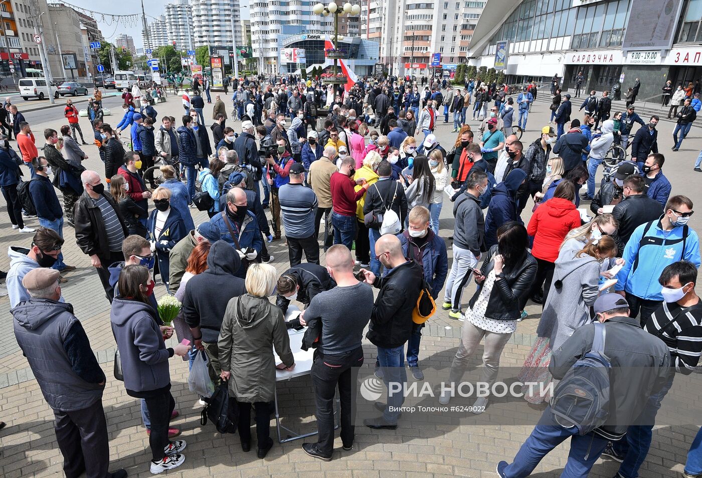 Пикет по сбору подписей за выдвижение кандидатов в президенты Белоруссии