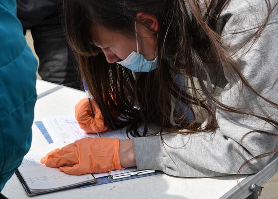 Пикет по сбору подписей за выдвижение кандидатов в президенты Белоруссии