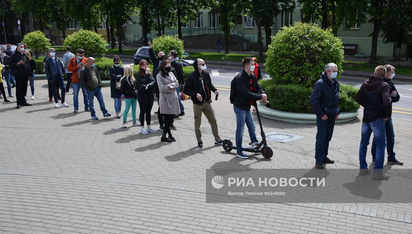 Пикет по сбору подписей за выдвижение кандидатов в президенты Белоруссии