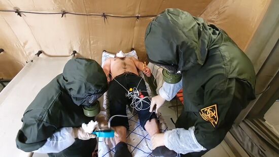 Работа военных медиков в полевом госпитале в Буйнакске