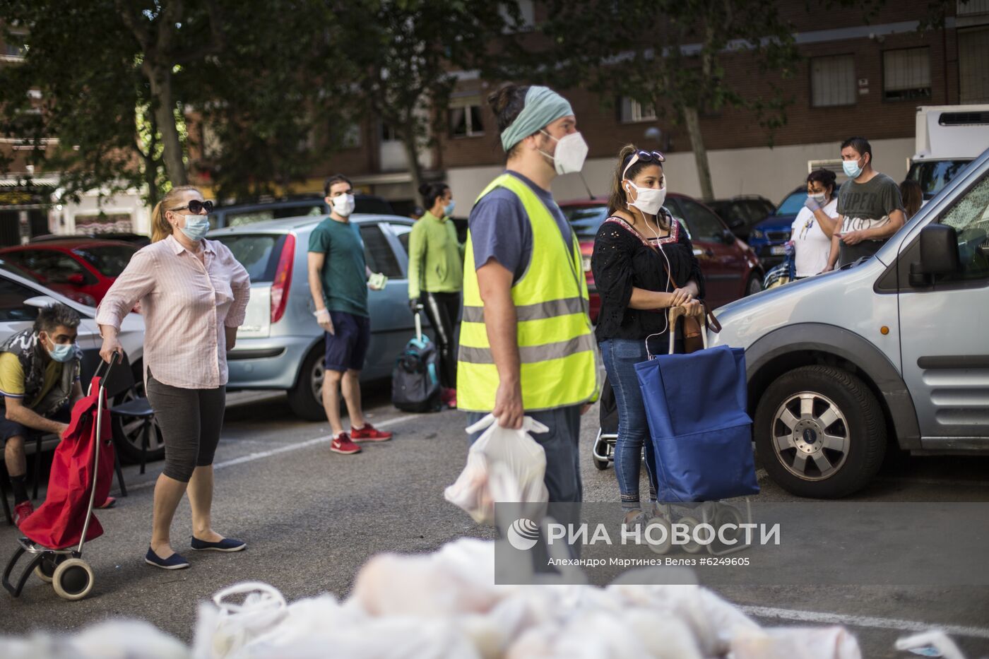 Очередь за бесплатной едой в Мадриде