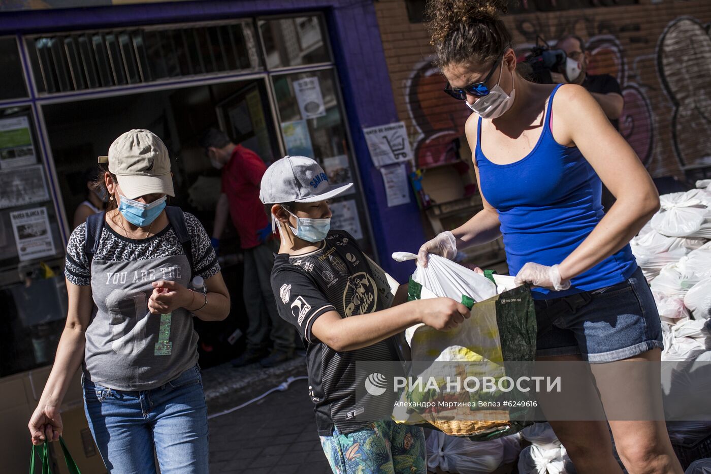 Очередь за бесплатной едой в Мадриде