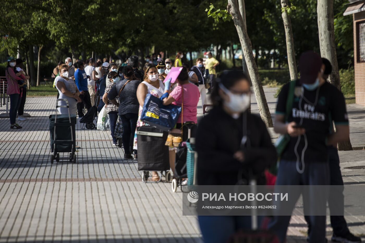 Очередь за бесплатной едой в Мадриде