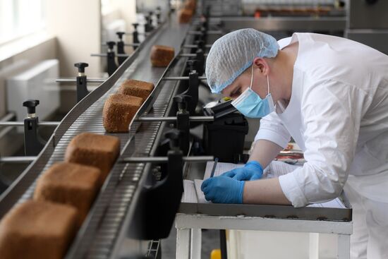 Производство хлеба на комбинате "Черемушки"