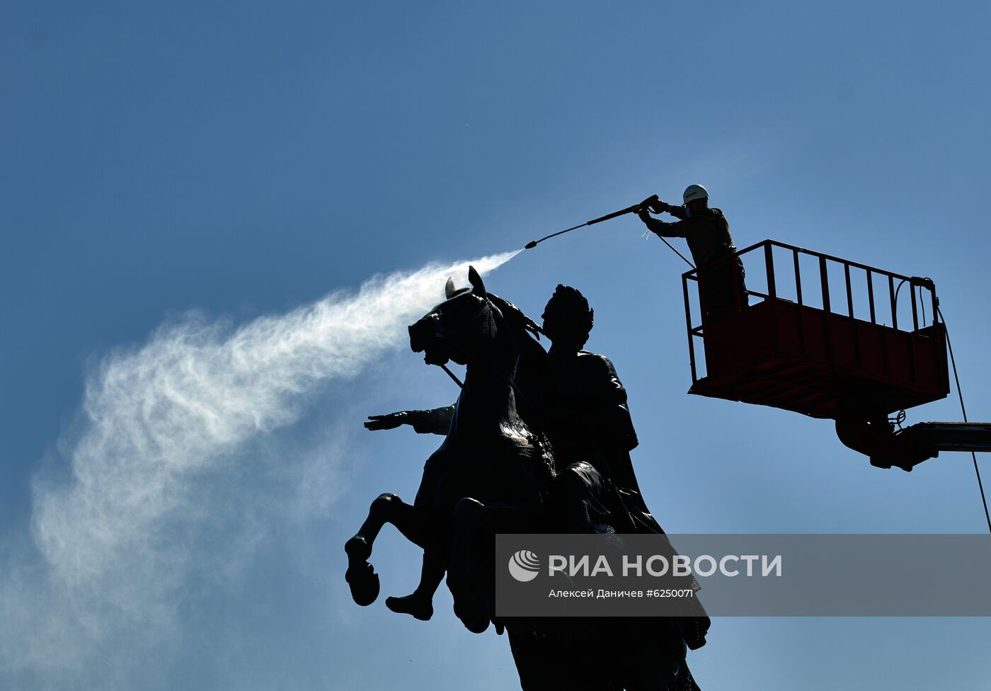 Мойка памятника Петру I в Санкт-Петербурге