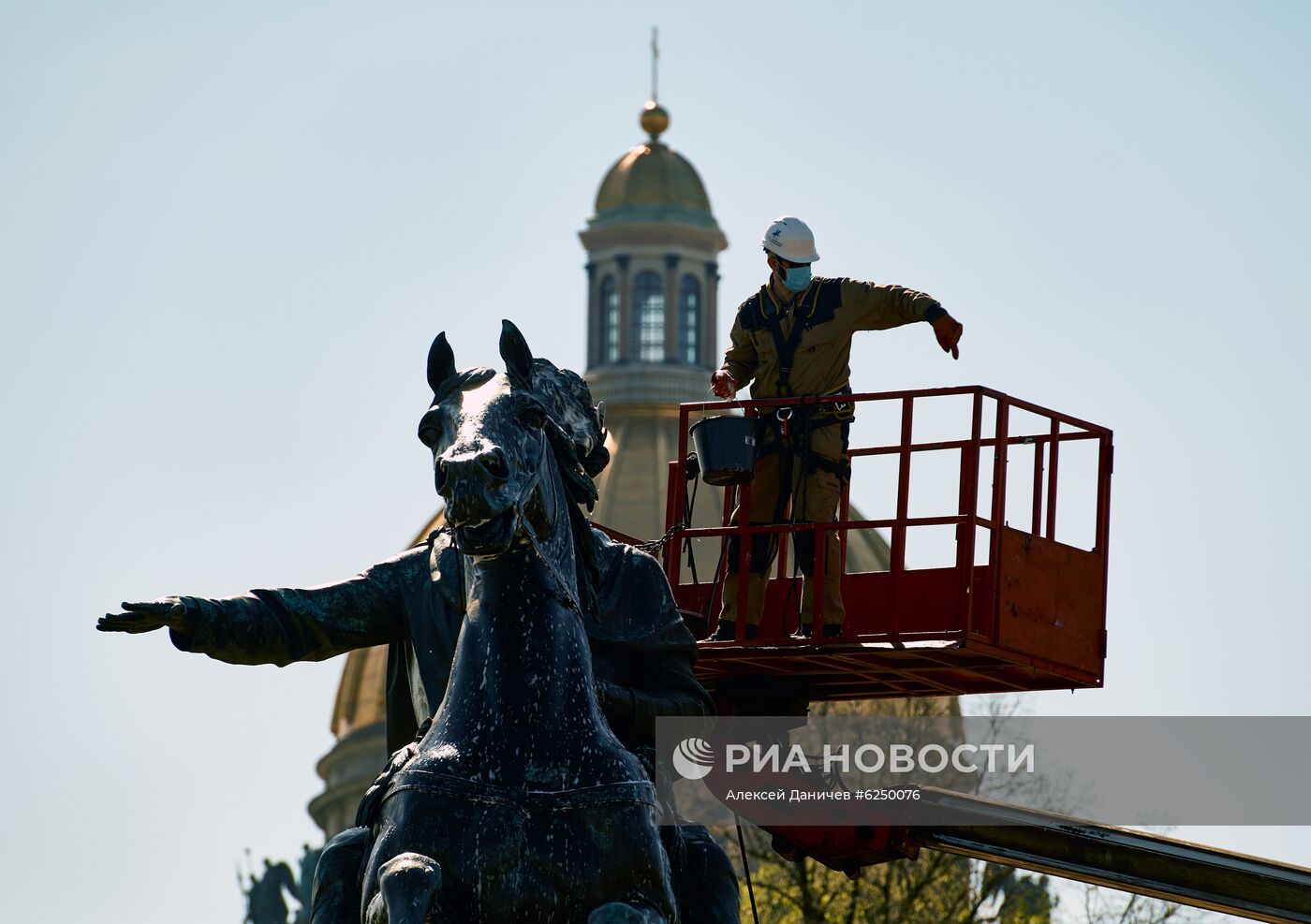 Мойка памятника Петру I в Санкт-Петербурге