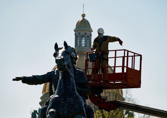 Мойка памятника Петру I в Санкт-Петербурге