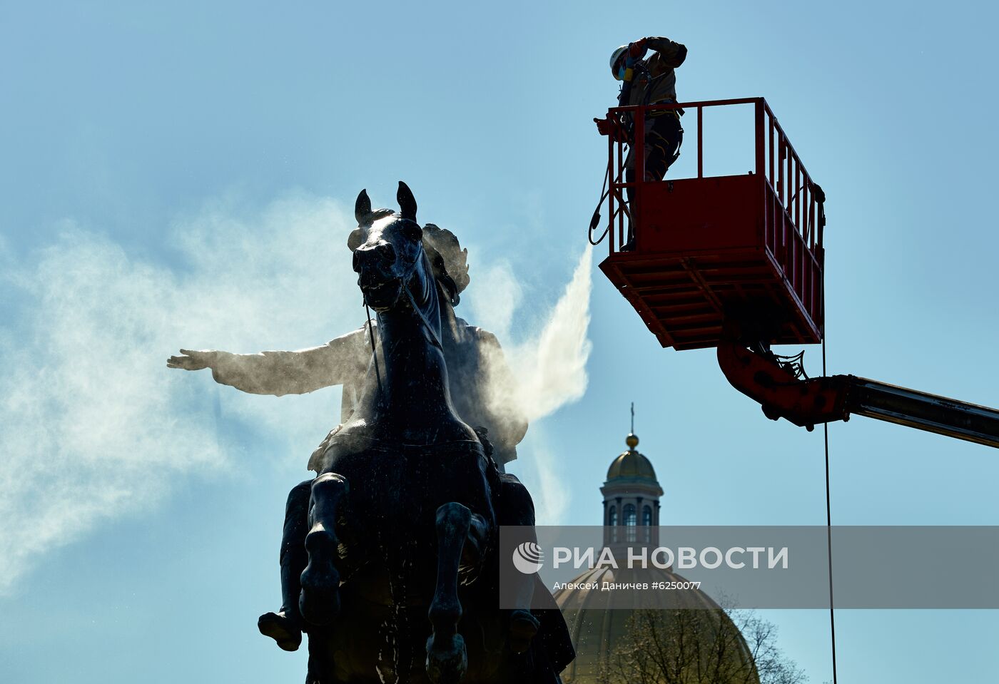 Мойка памятника Петру I в Санкт-Петербурге