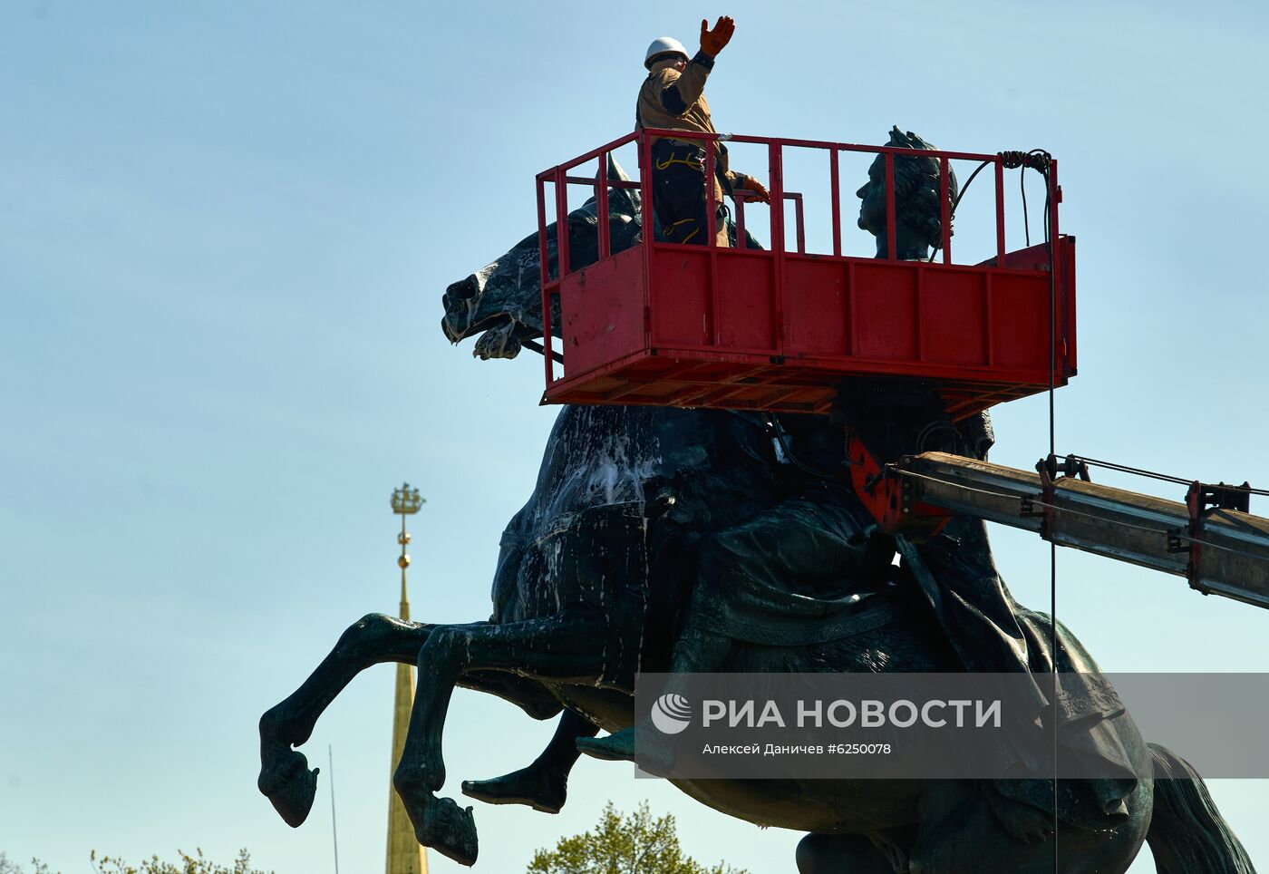 Мойка памятника Петру I в Санкт-Петербурге