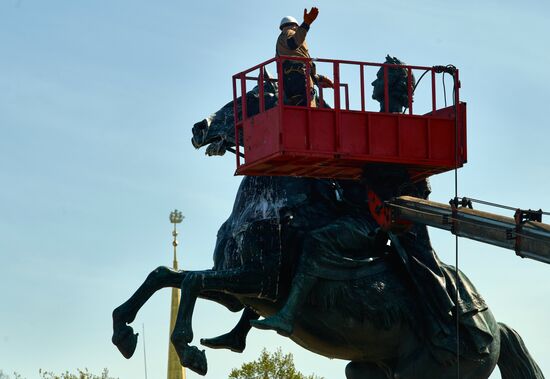 Мойка памятника Петру I в Санкт-Петербурге