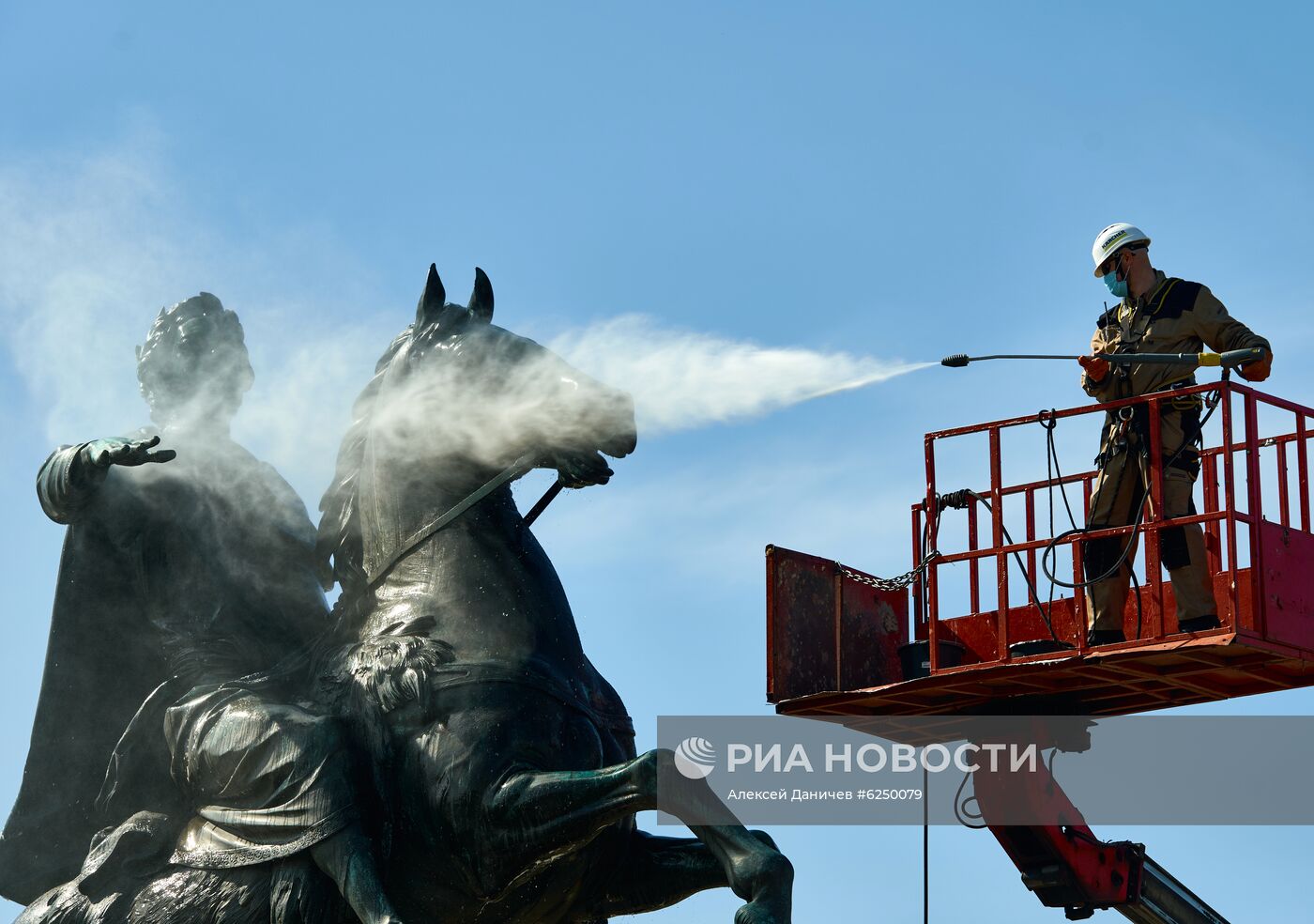 Мойка памятника Петру I в Санкт-Петербурге