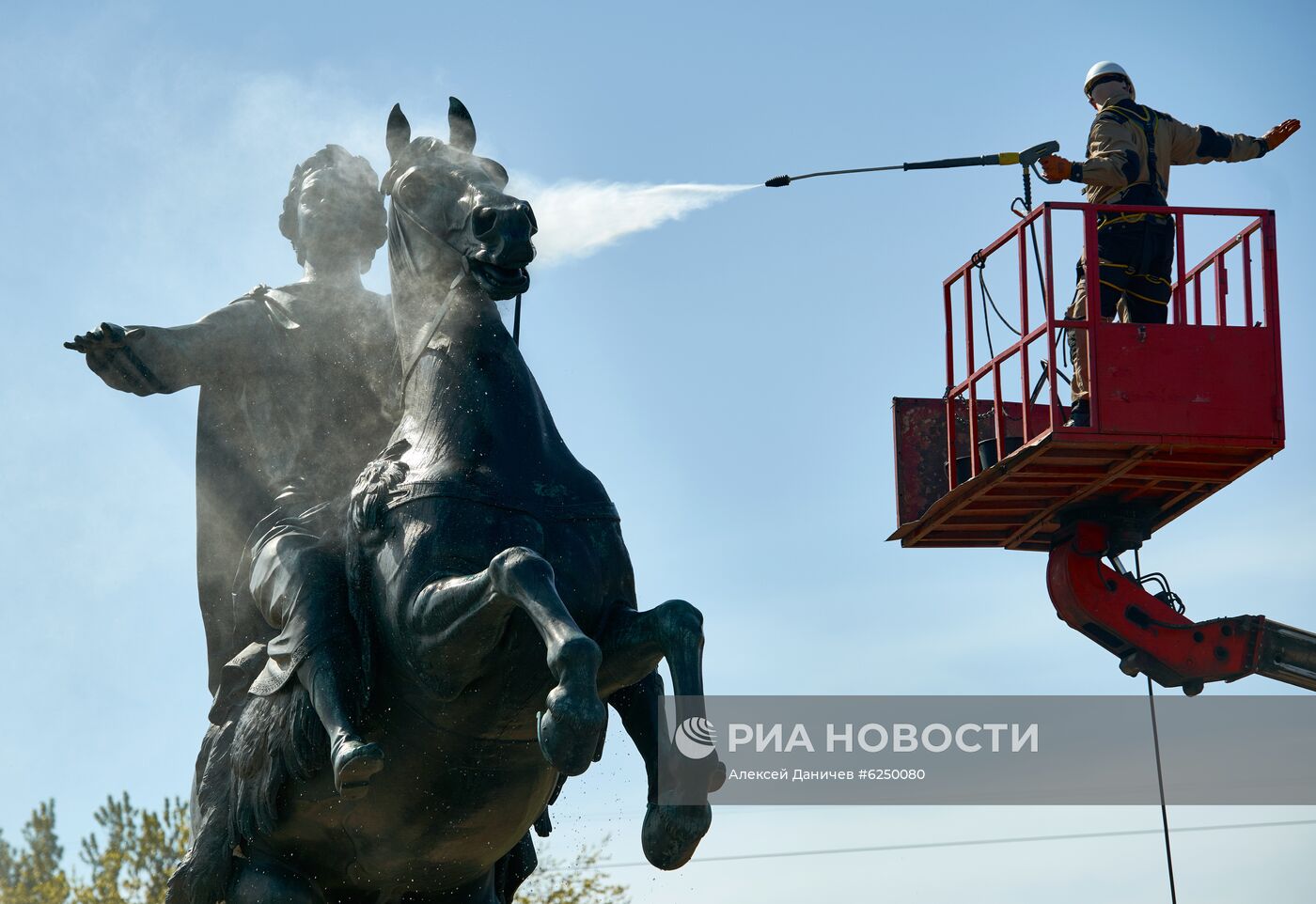 Мойка памятника Петру I в Санкт-Петербурге