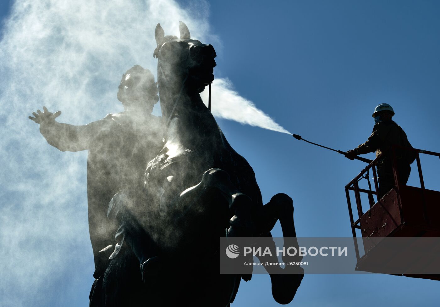 Мойка памятника Петру I в Санкт-Петербурге