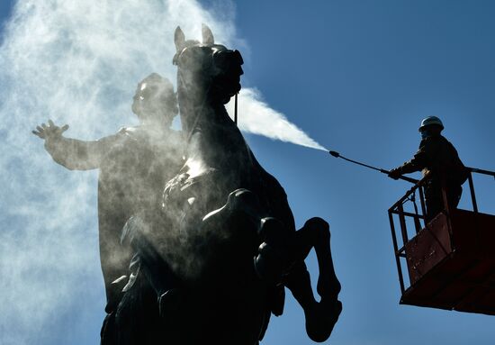 Мойка памятника Петру I в Санкт-Петербурге