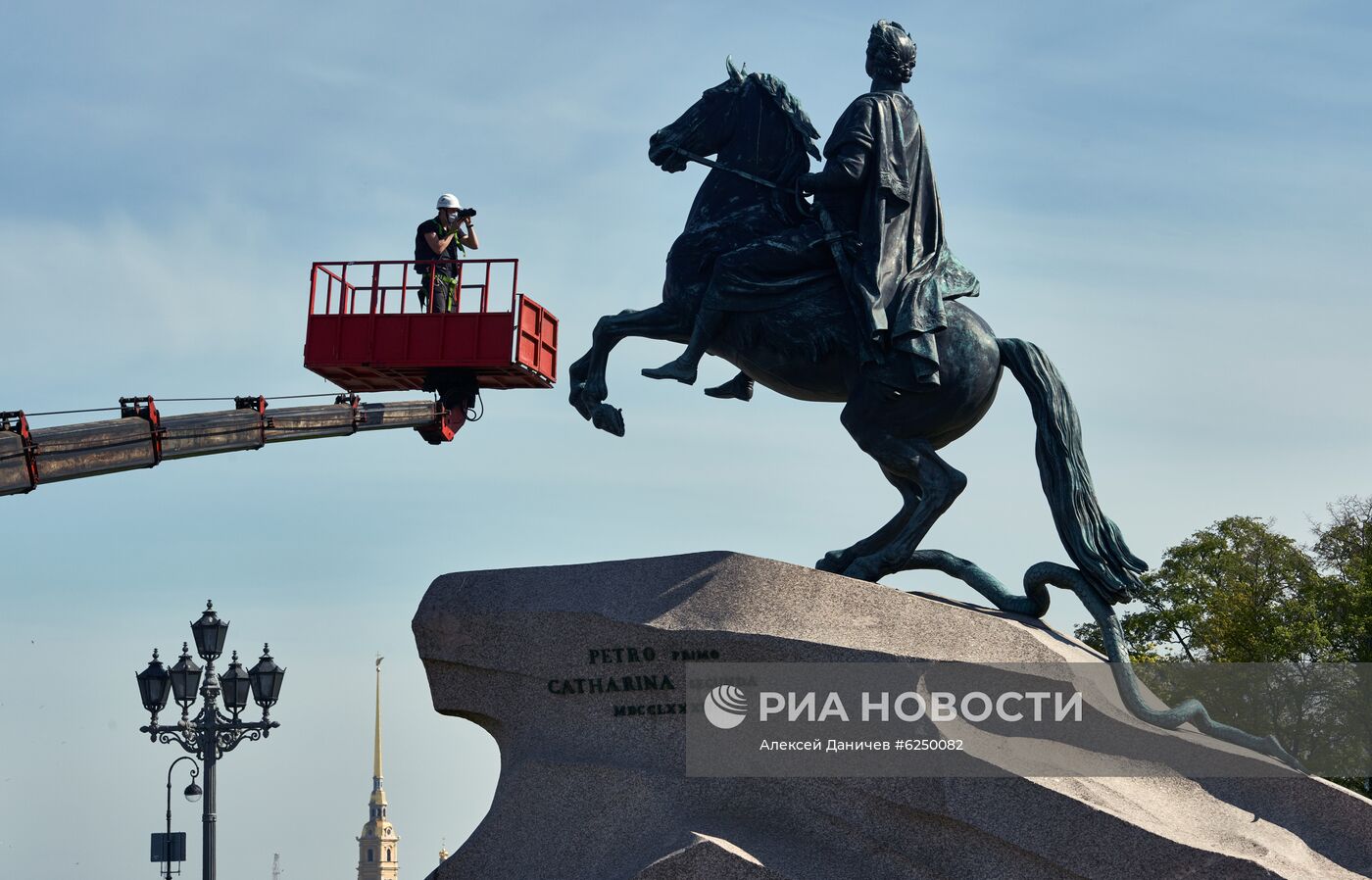 Мойка памятника Петру I в Санкт-Петербурге