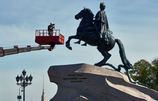Мойка памятника Петру I в Санкт-Петербурге