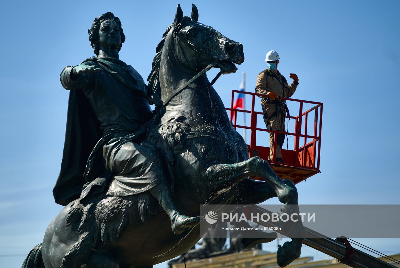 Мойка памятника Петру I в Санкт-Петербурге