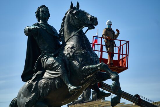 Мойка памятника Петру I в Санкт-Петербурге