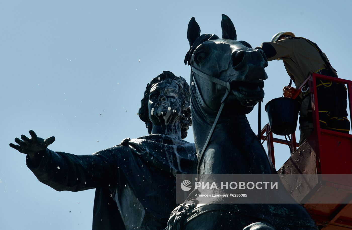 Мойка памятника Петру I в Санкт-Петербурге