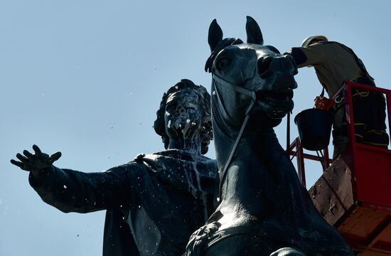 Мойка памятника Петру I в Санкт-Петербурге