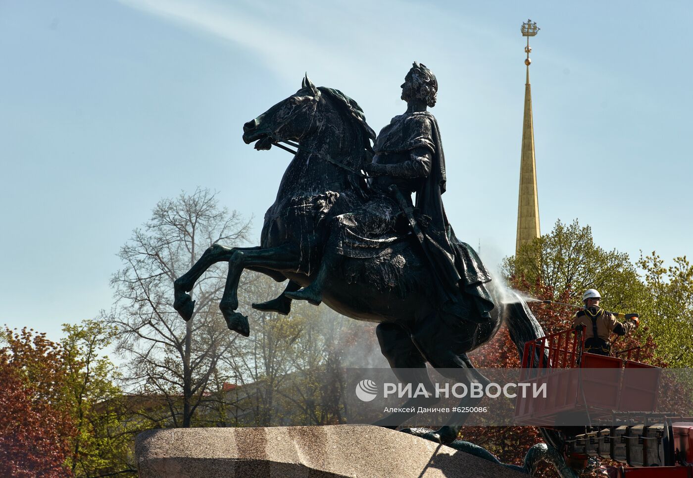 Мойка памятника Петру I в Санкт-Петербурге