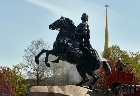 Мойка памятника Петру I в Санкт-Петербурге