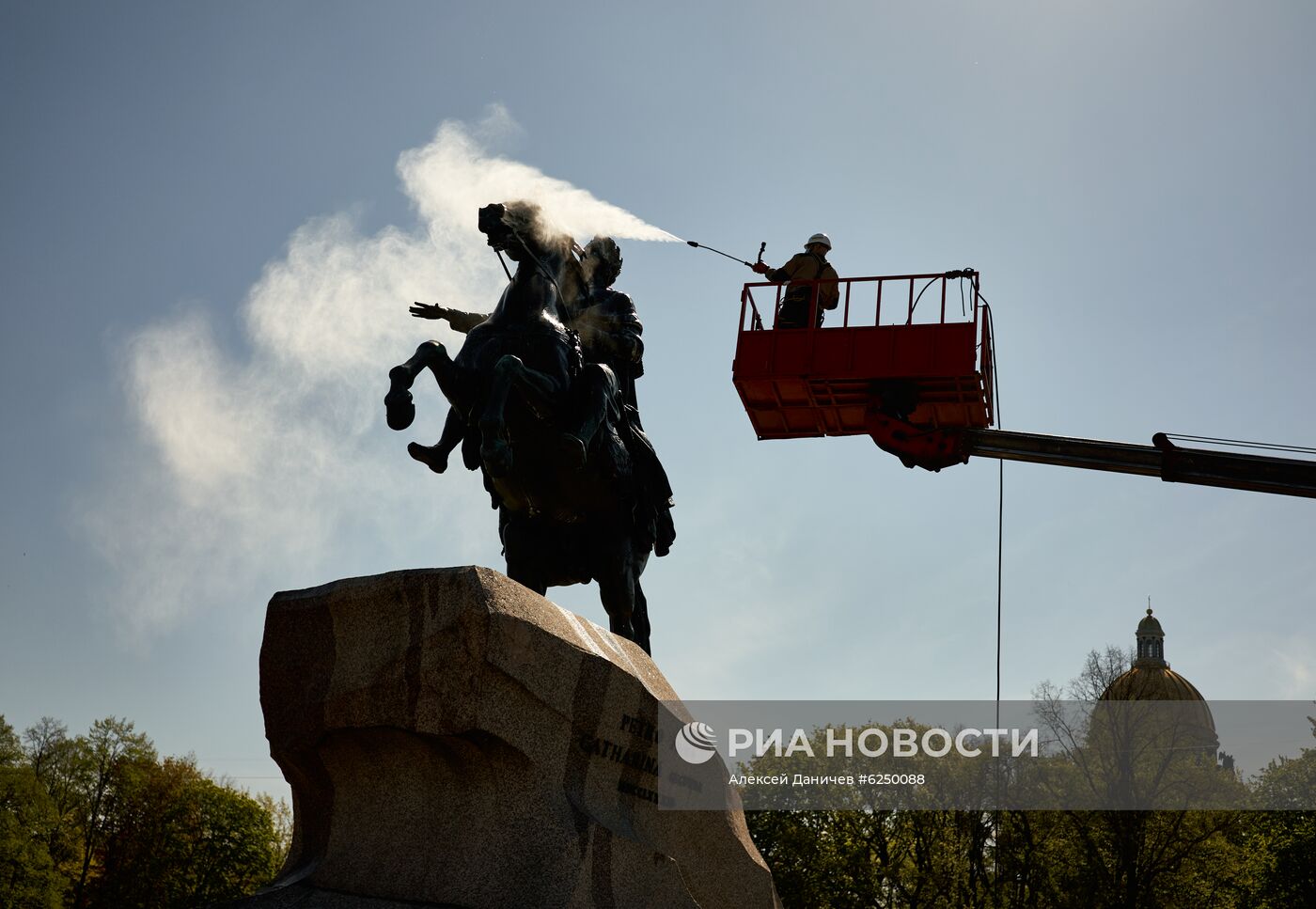 Мойка памятника Петру I в Санкт-Петербурге