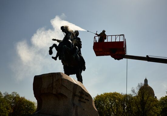 Мойка памятника Петру I в Санкт-Петербурге