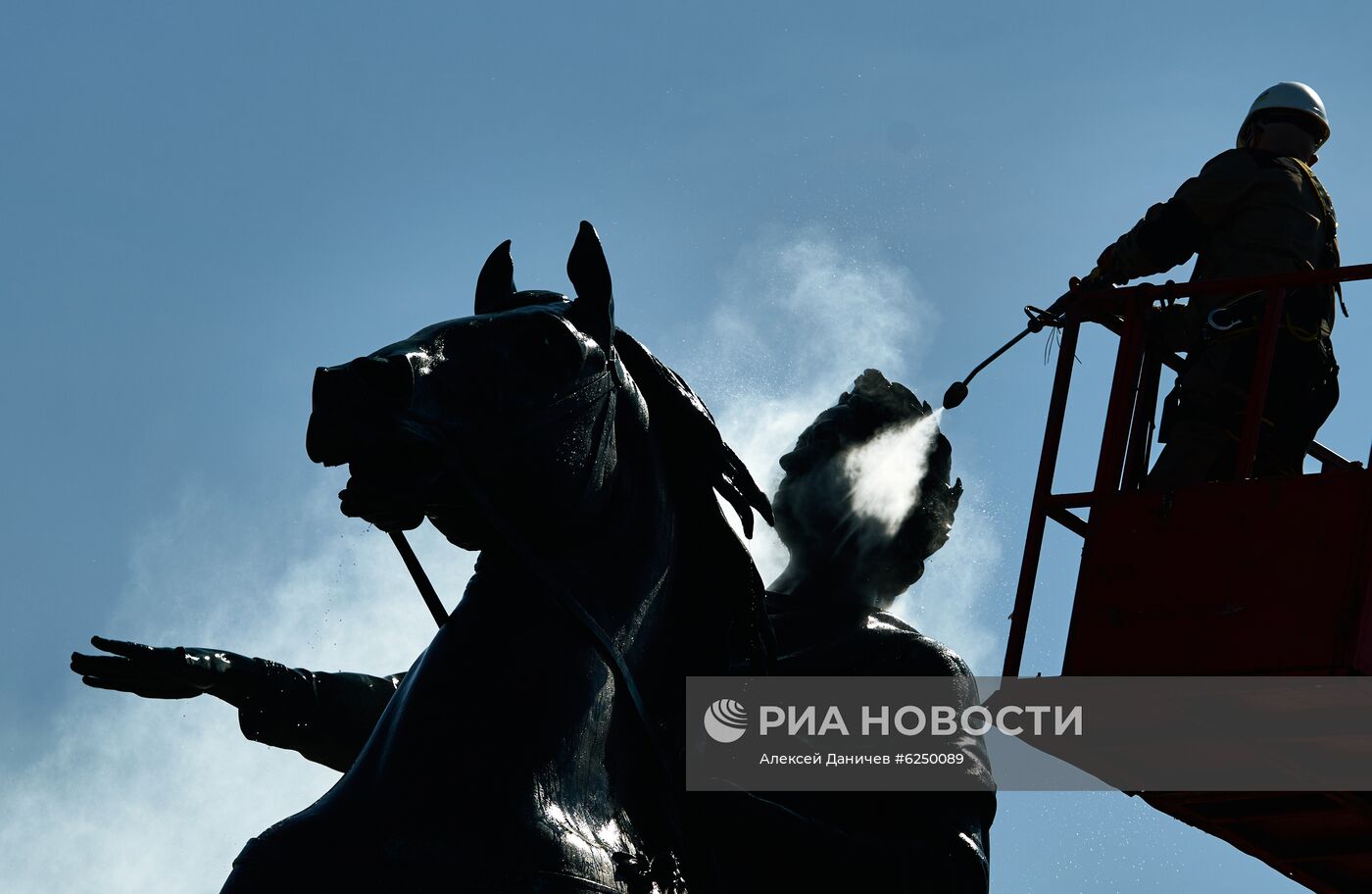 Мойка памятника Петру I в Санкт-Петербурге