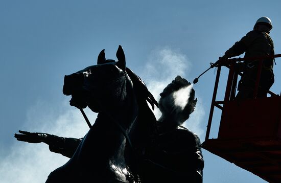 Мойка памятника Петру I в Санкт-Петербурге