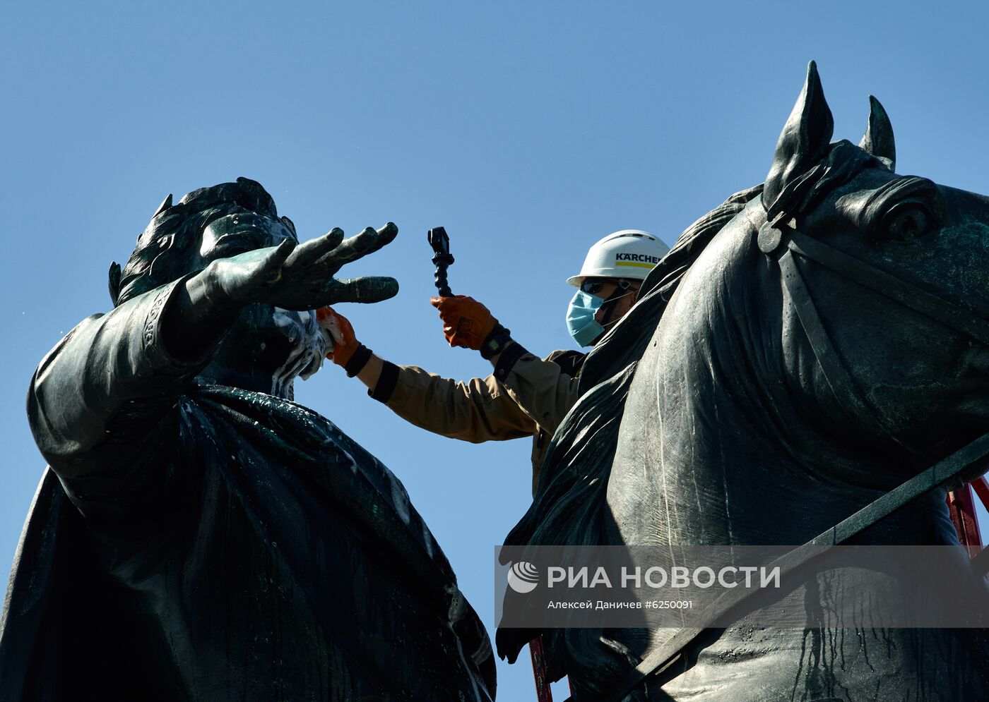 Мойка памятника Петру I в Санкт-Петербурге