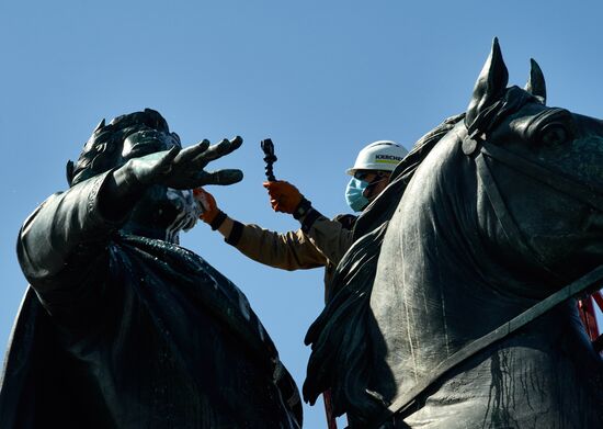 Мойка памятника Петру I в Санкт-Петербурге