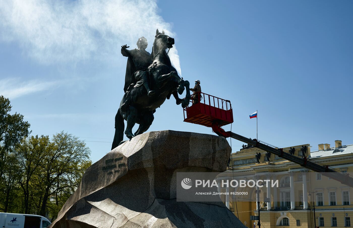 Мойка памятника Петру I в Санкт-Петербурге