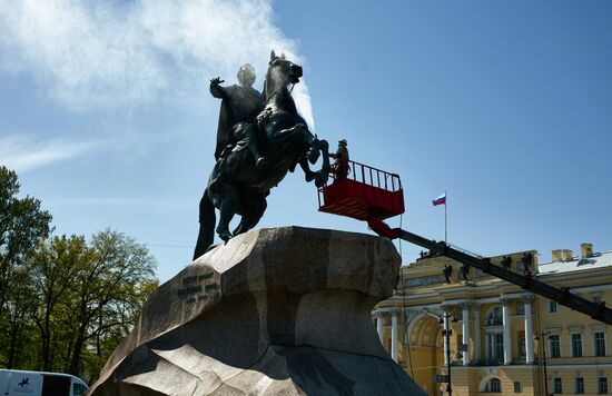 Мойка памятника Петру I в Санкт-Петербурге