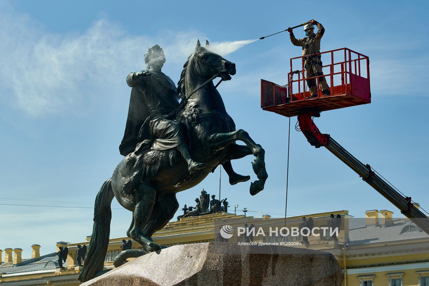 Мойка памятника Петру I в Санкт-Петербурге