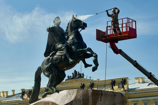 Мойка памятника Петру I в Санкт-Петербурге
