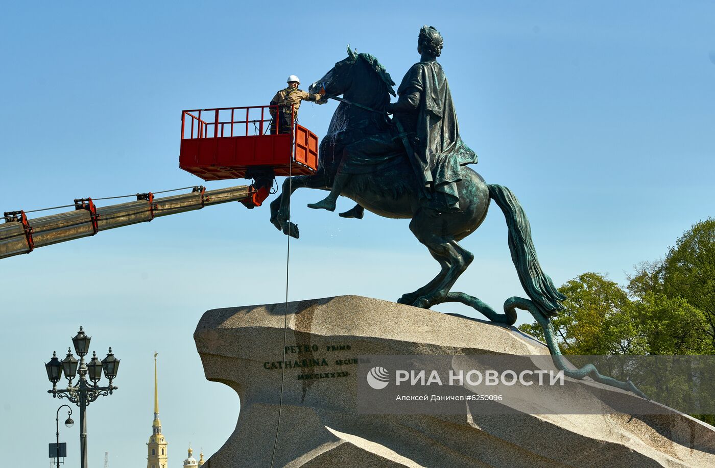 Мойка памятника Петру I в Санкт-Петербурге