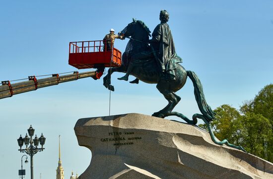 Мойка памятника Петру I в Санкт-Петербурге