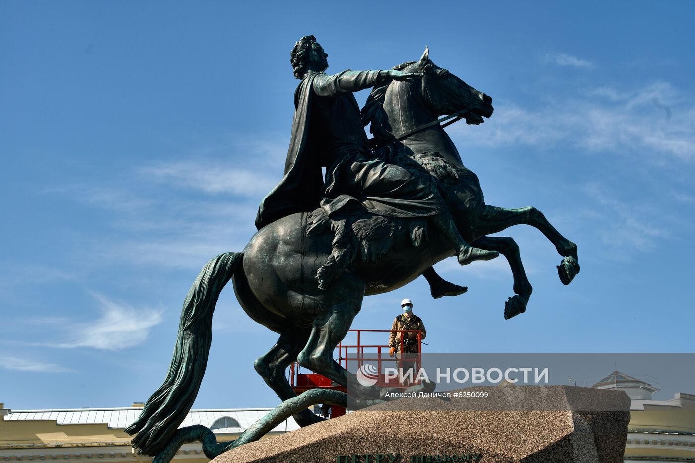 Мойка памятника Петру I в Санкт-Петербурге