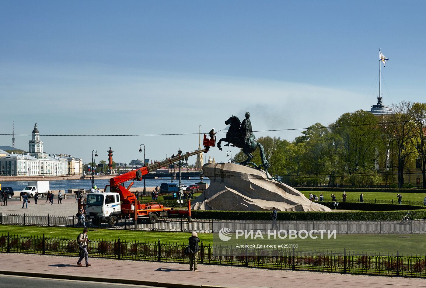 Мойка памятника Петру I в Санкт-Петербурге