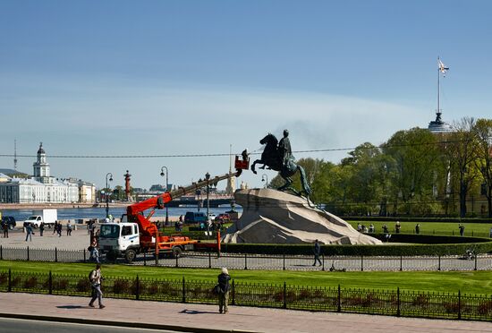 Мойка памятника Петру I в Санкт-Петербурге