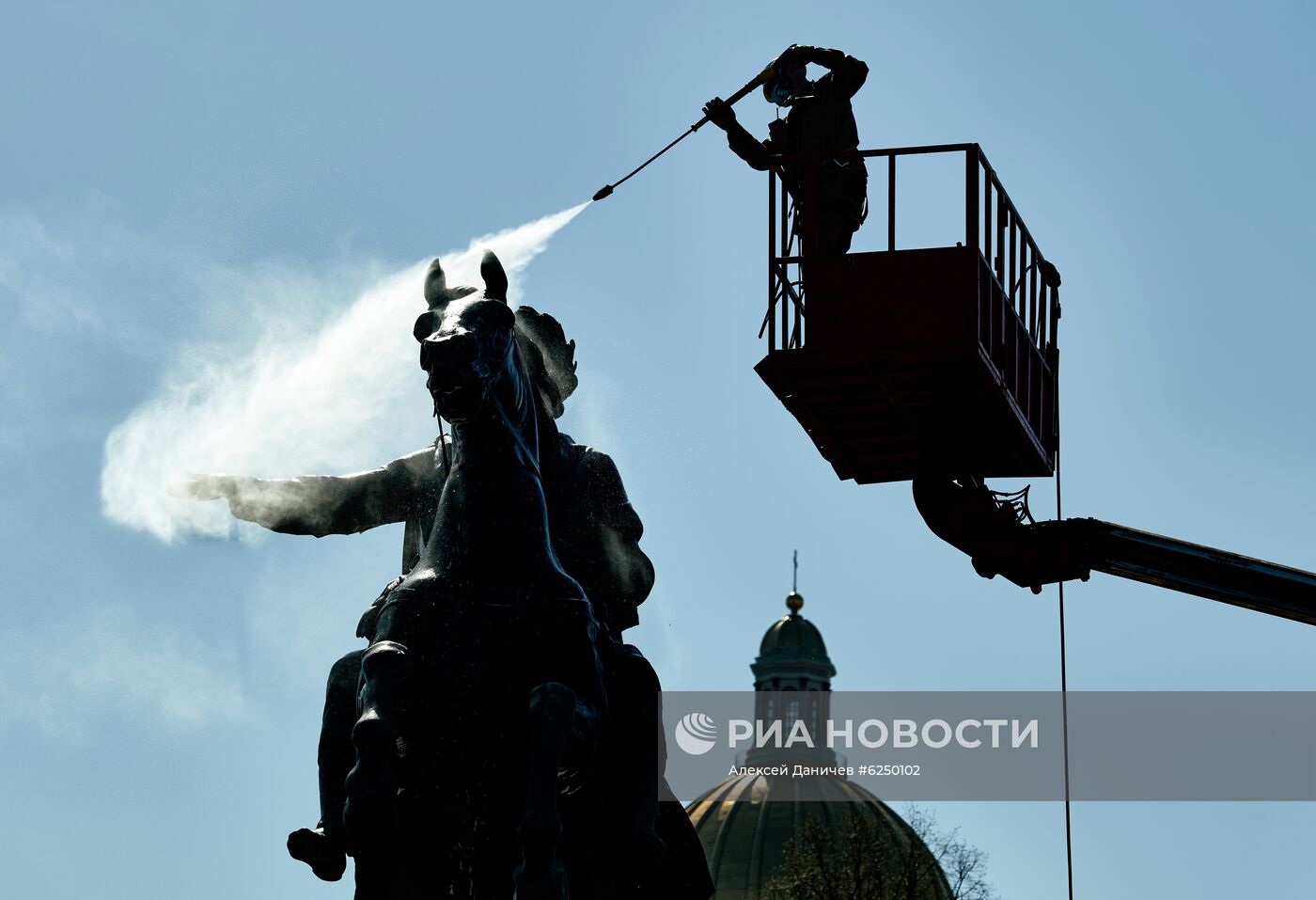 Мойка памятника Петру I в Санкт-Петербурге