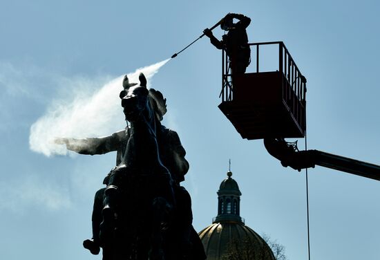 Мойка памятника Петру I в Санкт-Петербурге