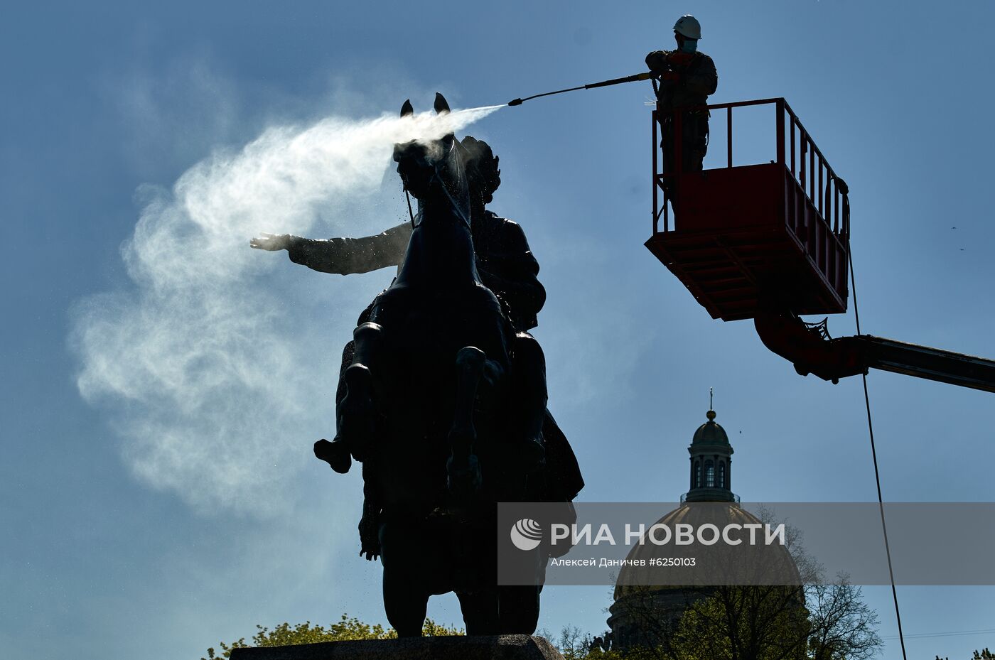 Мойка памятника Петру I в Санкт-Петербурге