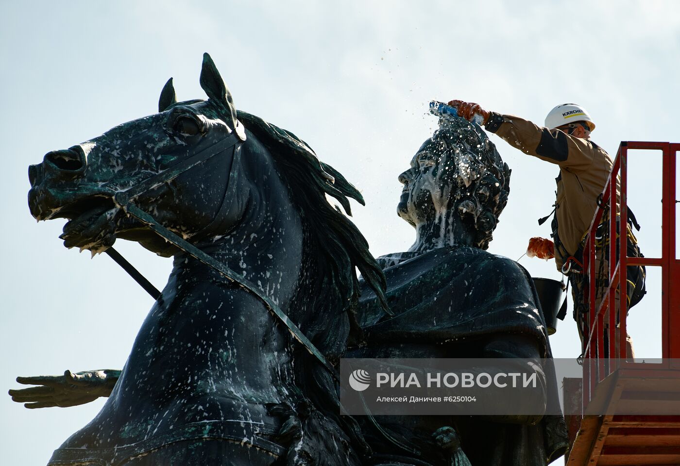 Мойка памятника Петру I в Санкт-Петербурге