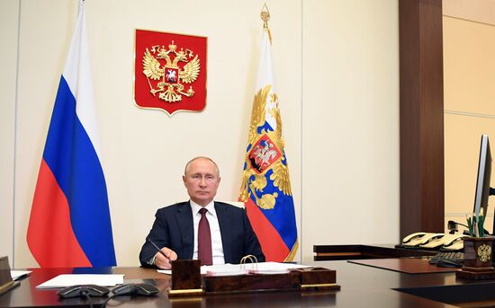 Президент РФ В. Путин провел встречу с главой МЧС Е. Зиничевым